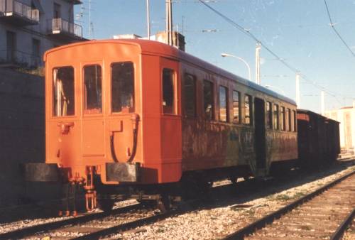 Lanciano (Chieti) 1989 - Ferrovia Adriatico Sangritana: nuova vita per una carrozza pilota gia della Ferrovia Voghera Varzi, nella nuova sgargiante livrea.