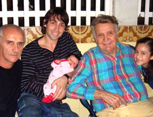 Orlando Orfei con la sua famiglia (Foto da "La Stampa.it" (http://www.lastampa.it/redazione/cmsSezioni/cronache/201003articoli/53366girata.asp)