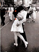 "Ecco il marinaio del bacio della vittoria a Times Square" - Il mistero della foto del 1945 svelato in un libro