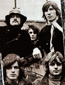 Pink Floyd - da sinistra in senso orario: Nick Mason, Syd Barrett, Roger Waters, Rick Wright, David Gilmour. 