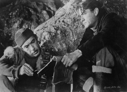 Gregory Peck e Anthony Quinn nel film "I cannoni di Navarone"