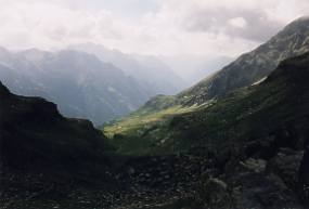La Valle di Gressoney vista dal Colle Pinter (6,8 Kb)