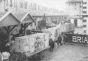 Imballate in cassoni di legno, le vetture OM pronte per la spedizione in Australia, venivano caricate sui carri a cavallo. 1925 ca. - Packed in wooden crates, OM cars ready for shipment to Australia were loaded onto horse-drawn carts. 1925 c.