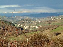 Foto: Zavattarello visto da Pietragavina (in primo piano la frazione Crociglia)