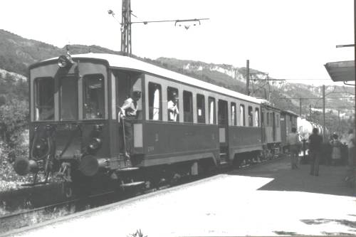 Salice Terme: treno misto con in testa la carrozza pilota 31, il locomotive 51, un carro chiuso e diversi carri cisterna in coda, in direzione Voghera.