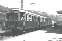 Foto di Salice Terme: treno misto con in testa la carrozza pilota 31, il locomotive 51, un carro chiuso e diversi carri cisterna in coda, in direzione Voghera.