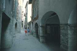 foto: Varzi - Centro storico - Portici di Via del Mercato
