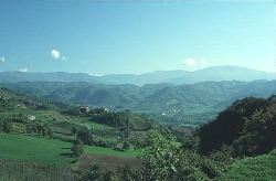 Foto: La valle Staffora e San Ponzo visti dai dintorni del cimitero di Pizzocorno