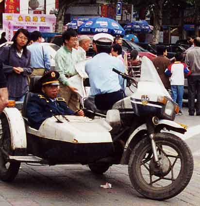 Poliziotto con potnte mezzo