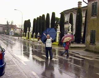 Nonnini iscritti coi nipoti per salvare la scuola