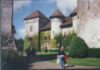 castle1.jpg (24529 byte)