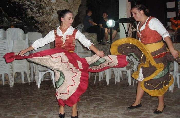 Gruppo di musicisti e ballerine"I Tarantati" - Suoni e danze dell'Italia meridionale - Nella foto le ballerine: (da sinistra) Luciana Narciso e Lucia Meloro
