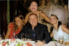 Francesca Pascale - Silvio Berlusconi - Ncole Minetti e Michelle Bonev (Foto da La Repubblica 11/10/2013)