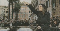 Laura Pausini sulla scalinata di Piazza di Spagna a Roma canta "Invece no" e si commuove davanti ai fan