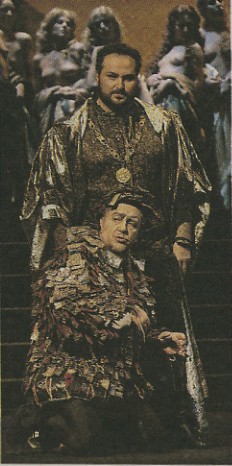 Leo Nucci (Rigoletto) e Roberto Aronica (Duca di Mantova) nel Rigoletto di Giancarlo Cobelli in scena al Teatro Comunale di Bologna