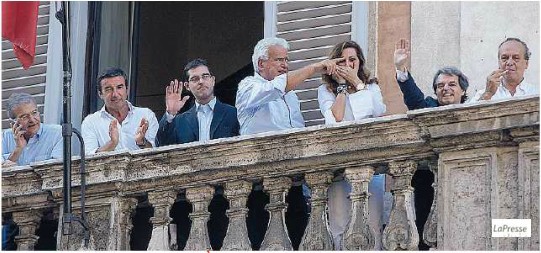 Sopra e sotto quel balcone la corte che non vuol crepare (di Alessandro Robecch i -Dal "Fatto Quotidiano" del 6/8/2013)