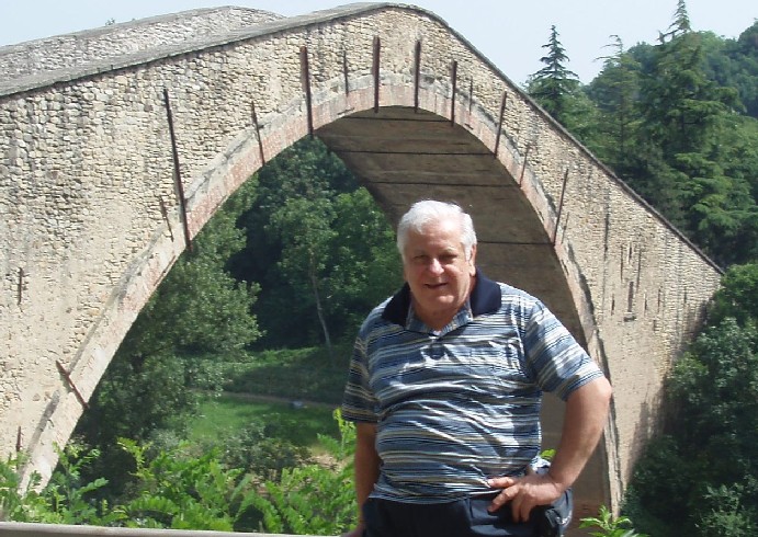 Vittorio Grondona (Vigro) - Sullo sfondo il Ponte "Alidosi" del XV secolo - Castel Del Rio (Bologna) 13/6/2010